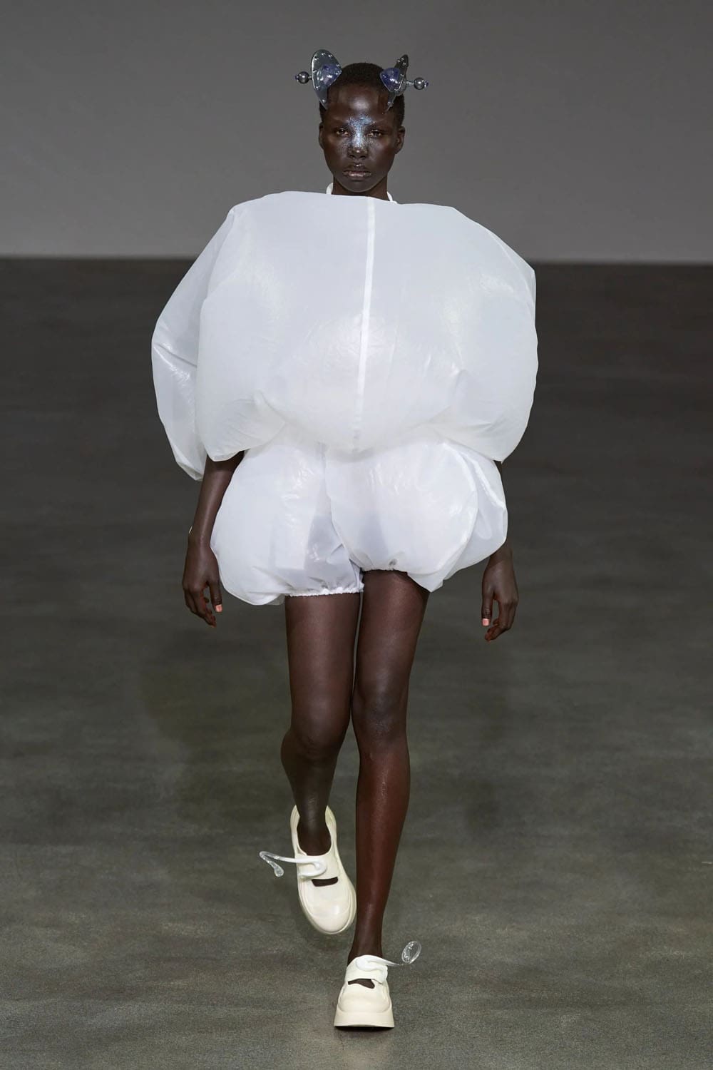 Anrealage Spring Summer 2025 Paris Runway (3)
