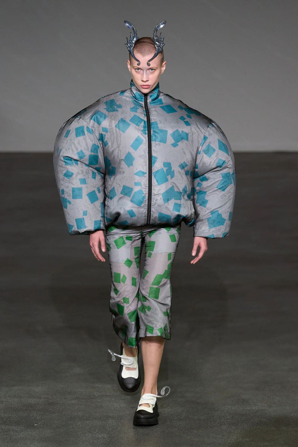 Anrealage Spring Summer 2025 Paris Runway (6)