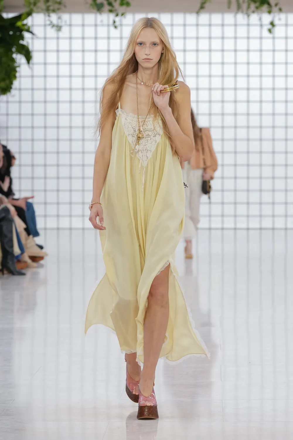 Chloé Primavera Estate 2025 Runway Magazine (12)