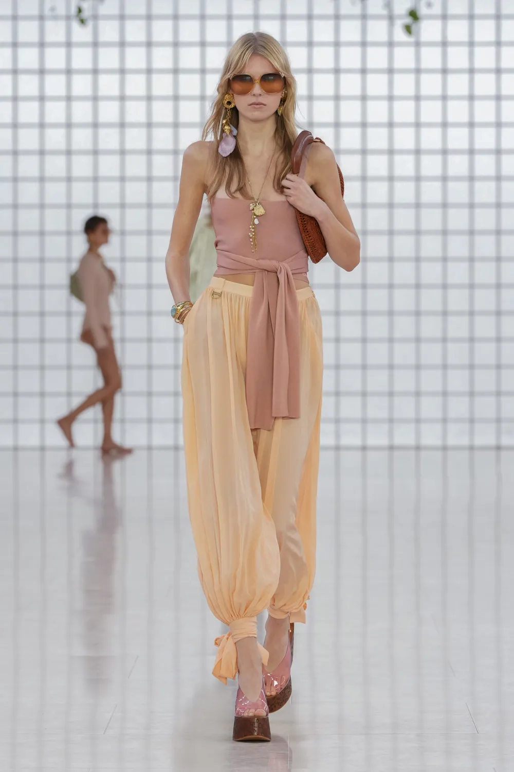 Chloé Primavera Estate 2025 Runway Magazine (44)
