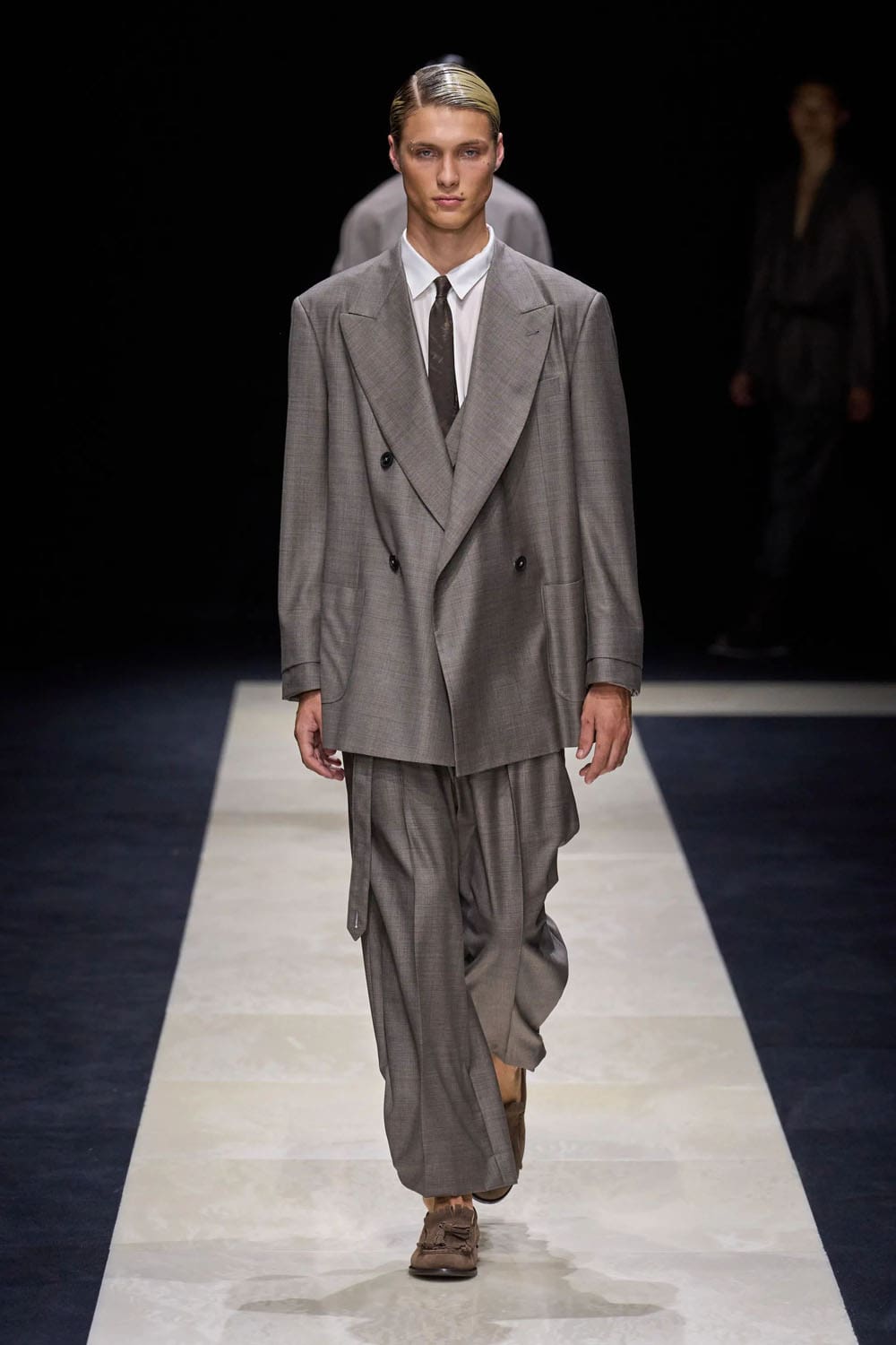 エンポリオアルマーニ2025年春夏ミラノ Runway 雑誌(31)