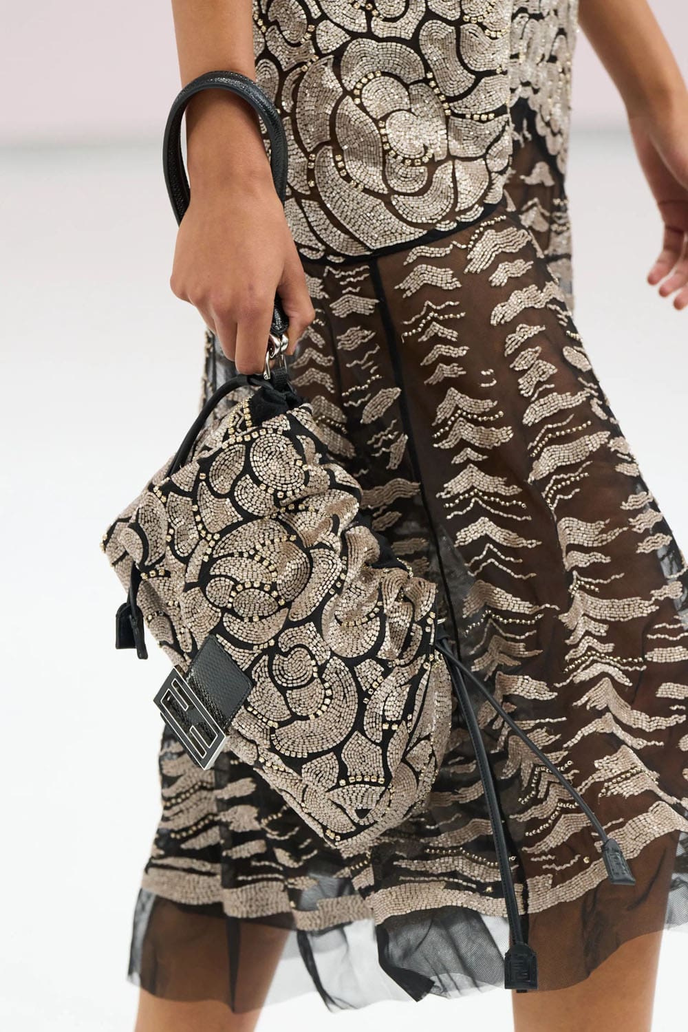 Fendi 2025春夏特写 Runway 杂志(4)