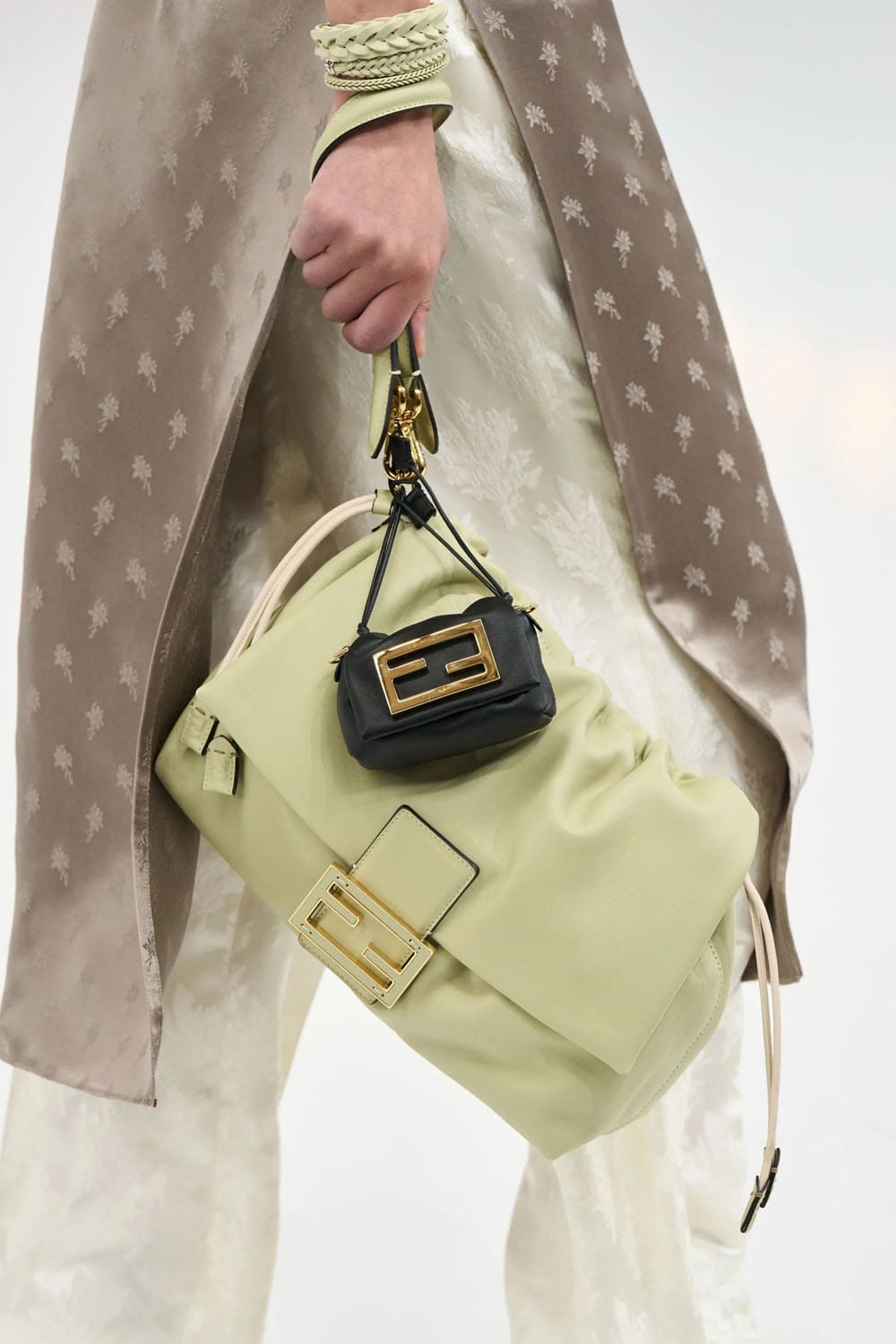 Fendi 2025春夏特写 Runway 杂志(43)