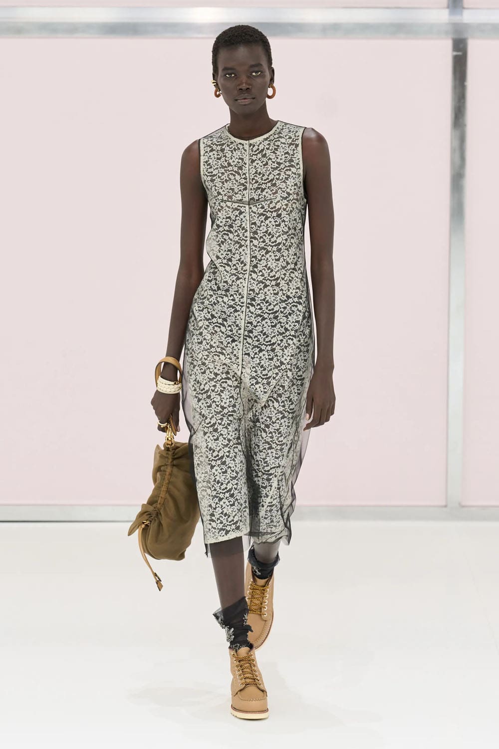 芬迪(Fendi)2025春夏米兰 Runway 杂志(12)