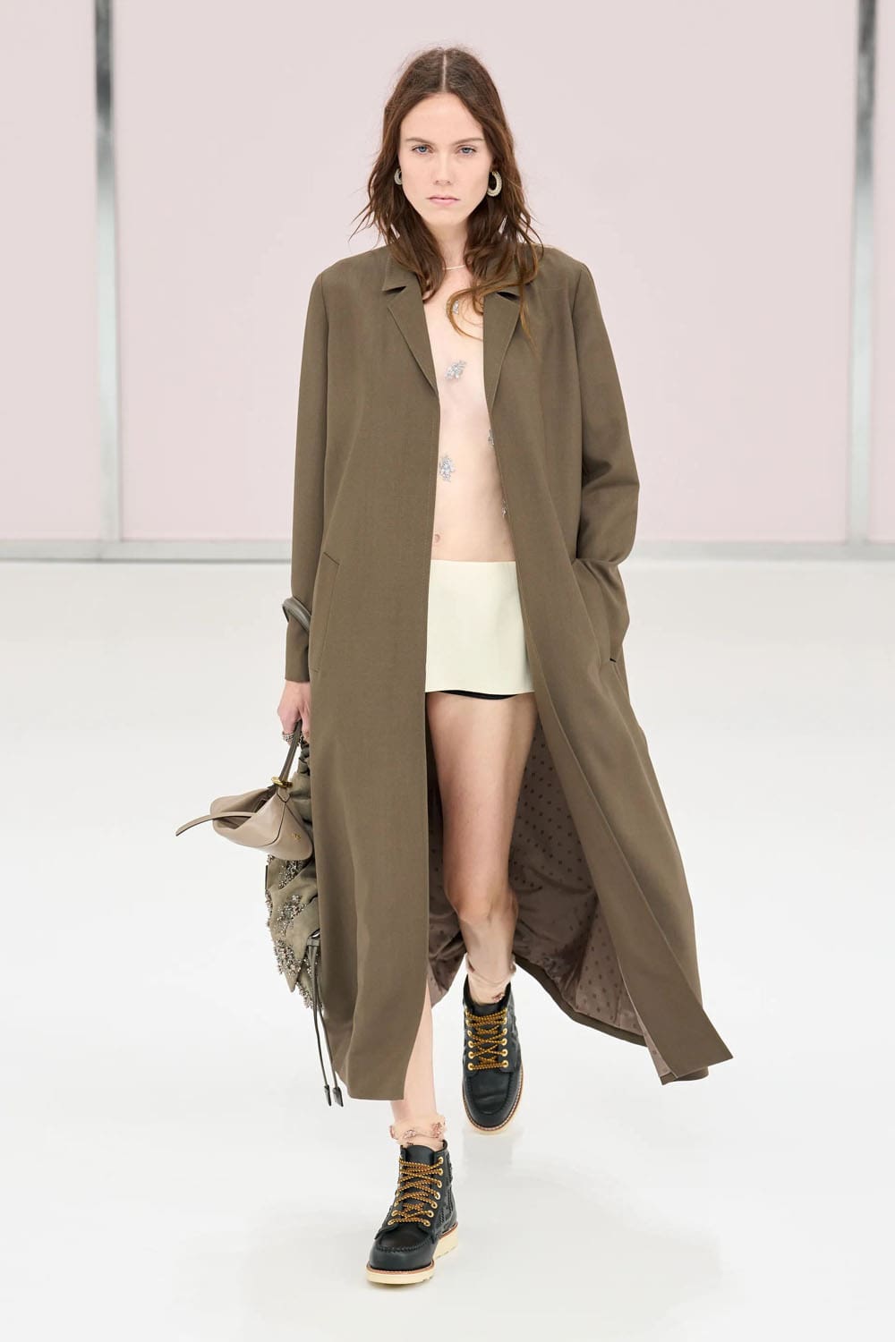 芬迪(Fendi)2025春夏米兰 Runway 杂志(32)