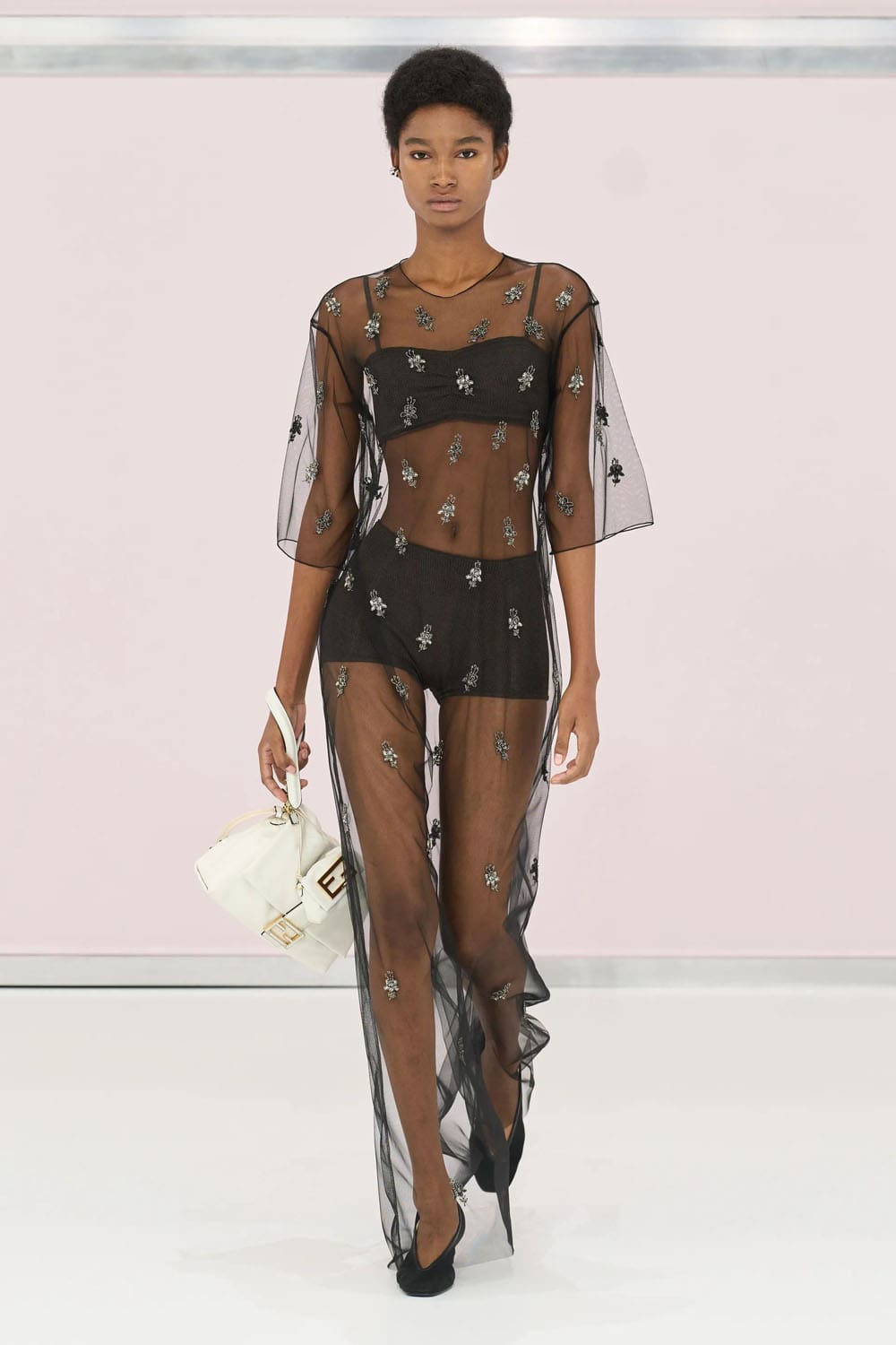 芬迪(Fendi)2025春夏米兰 Runway 杂志(8)