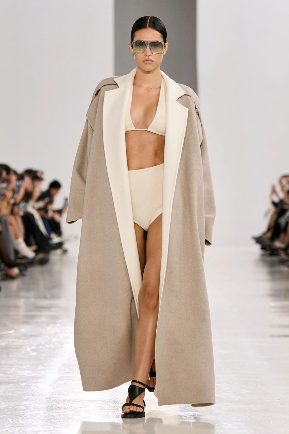 Max Mara Printemps Eté 2025 Milan Runway Magazine (30)