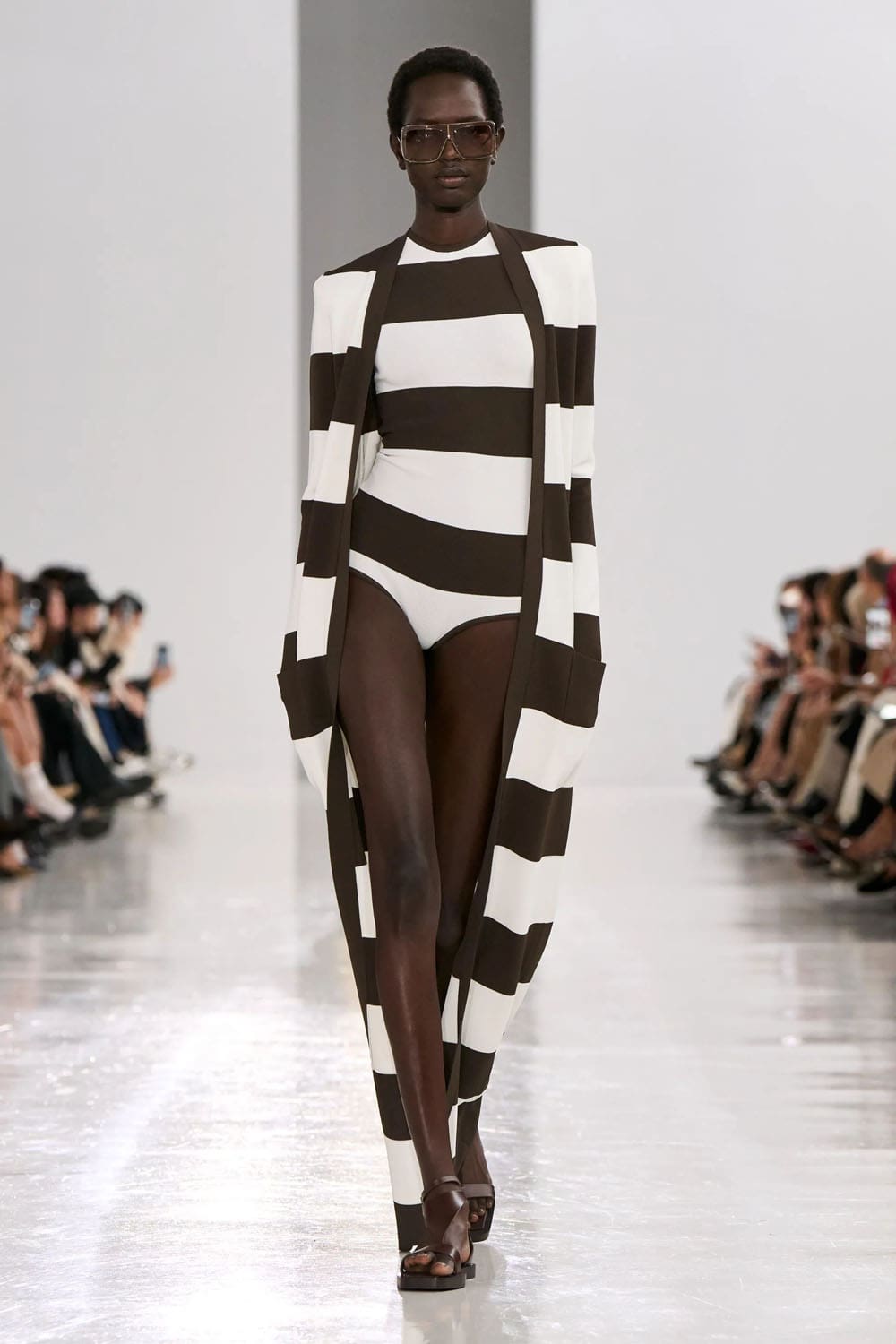 Max Mara Printemps Eté 2025 Milan Runway Magazine (32)