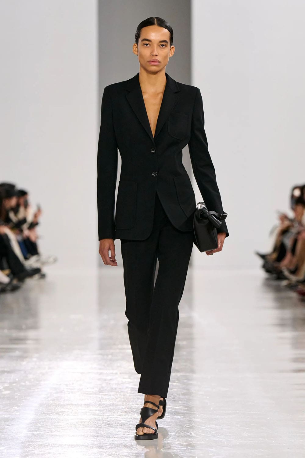 Max Mara Printemps Eté 2025 Milan Runway Magazine (36)