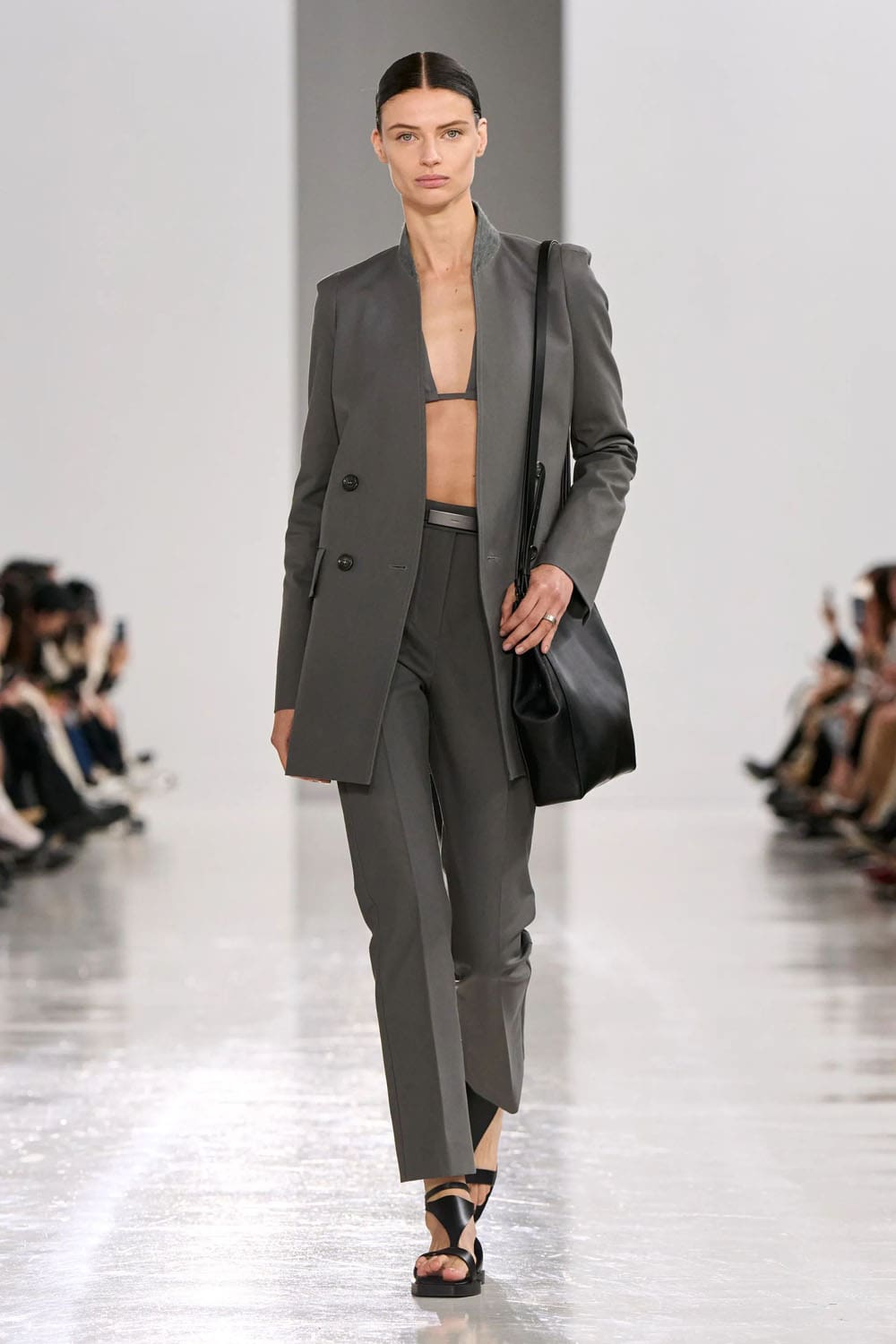 Max Mara Printemps Eté 2025 Milan Runway Magazine (37)