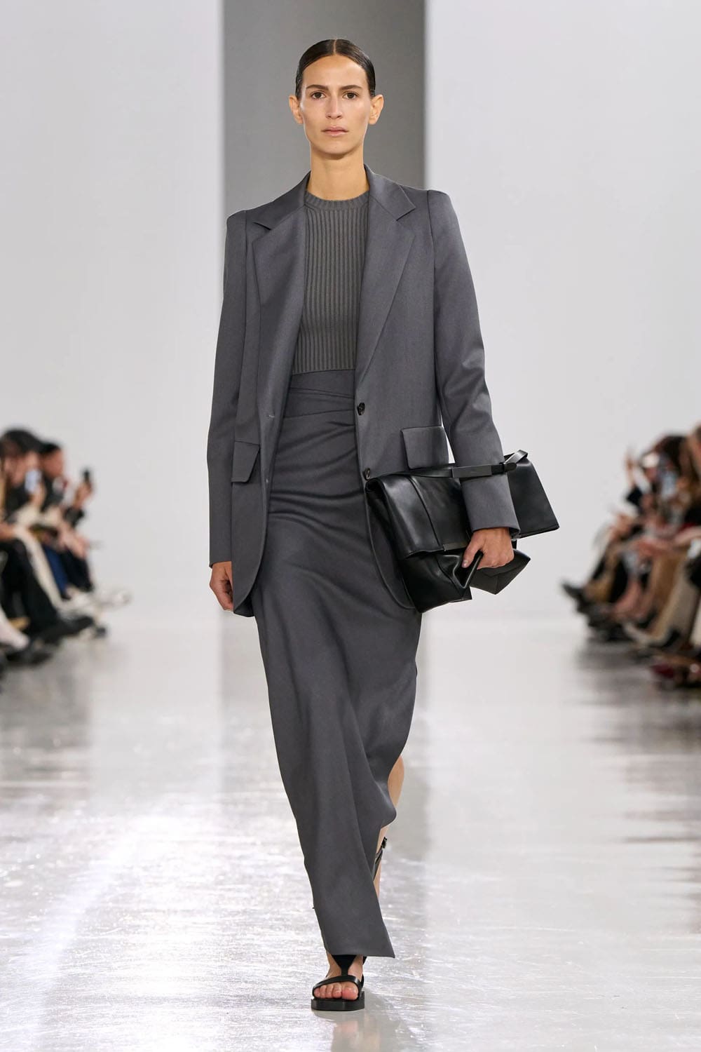 Max Mara Printemps Eté 2025 Milan Runway Magazine (39)