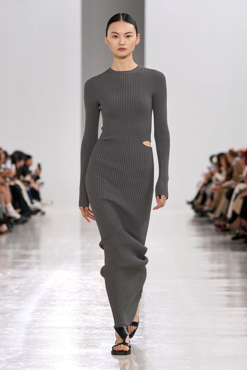 Max Mara Printemps Eté 2025 Milan Runway Magazine (40)