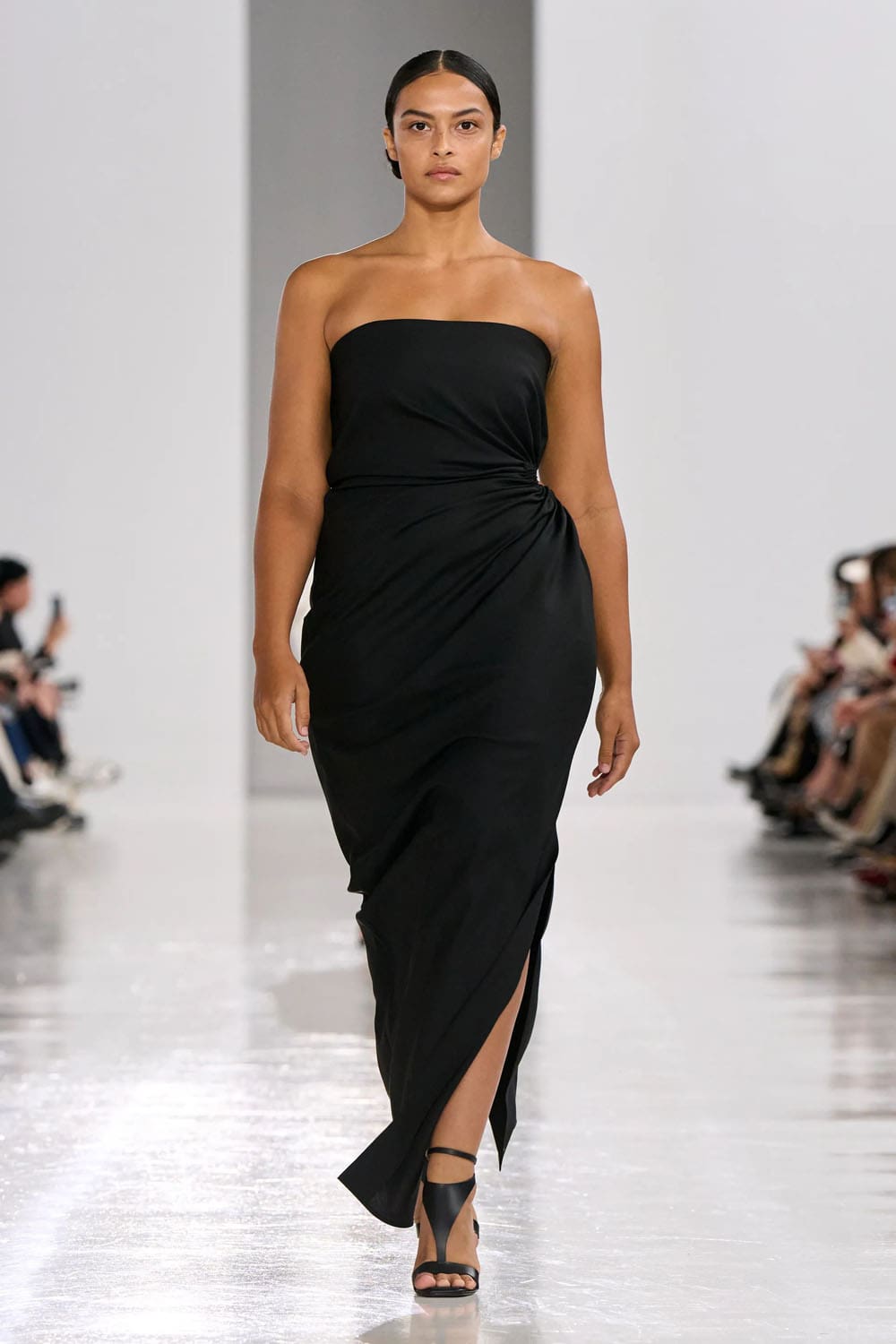 Max Mara Printemps Eté 2025 Milan Runway Magazine (41)