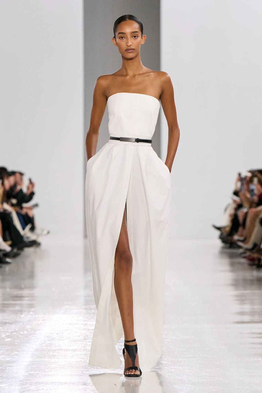 Max Mara Printemps Eté 2025 Milan Runway Magazine (45)