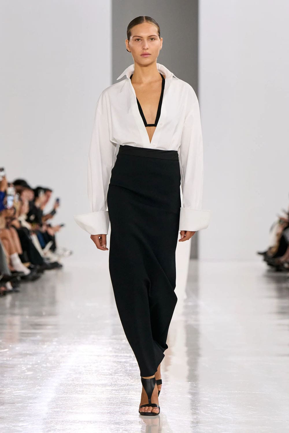 Max Mara Printemps Eté 2025 Milan Runway Magazine (46)