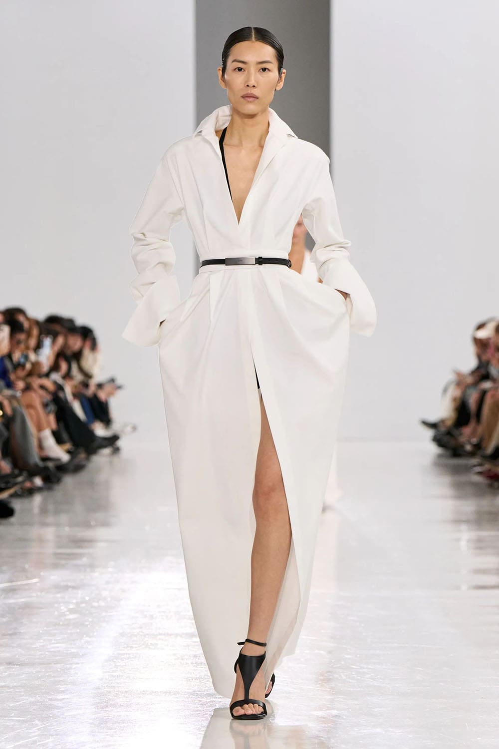 Max Mara Printemps Eté 2025 Milan Runway Magazine (47)