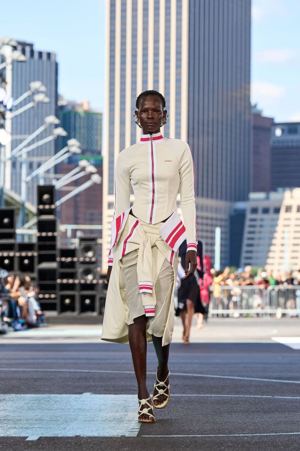 Off White Весна Лето 2025 Нью-Йорк Runway Журнал (1)