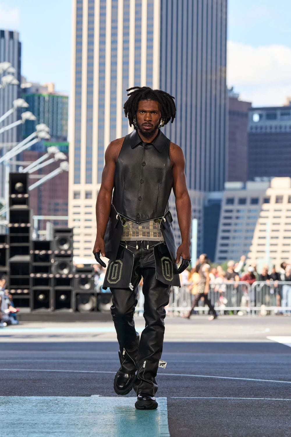 Off White Весна Лето 2025 Нью-Йорк Runway Журнал (31)