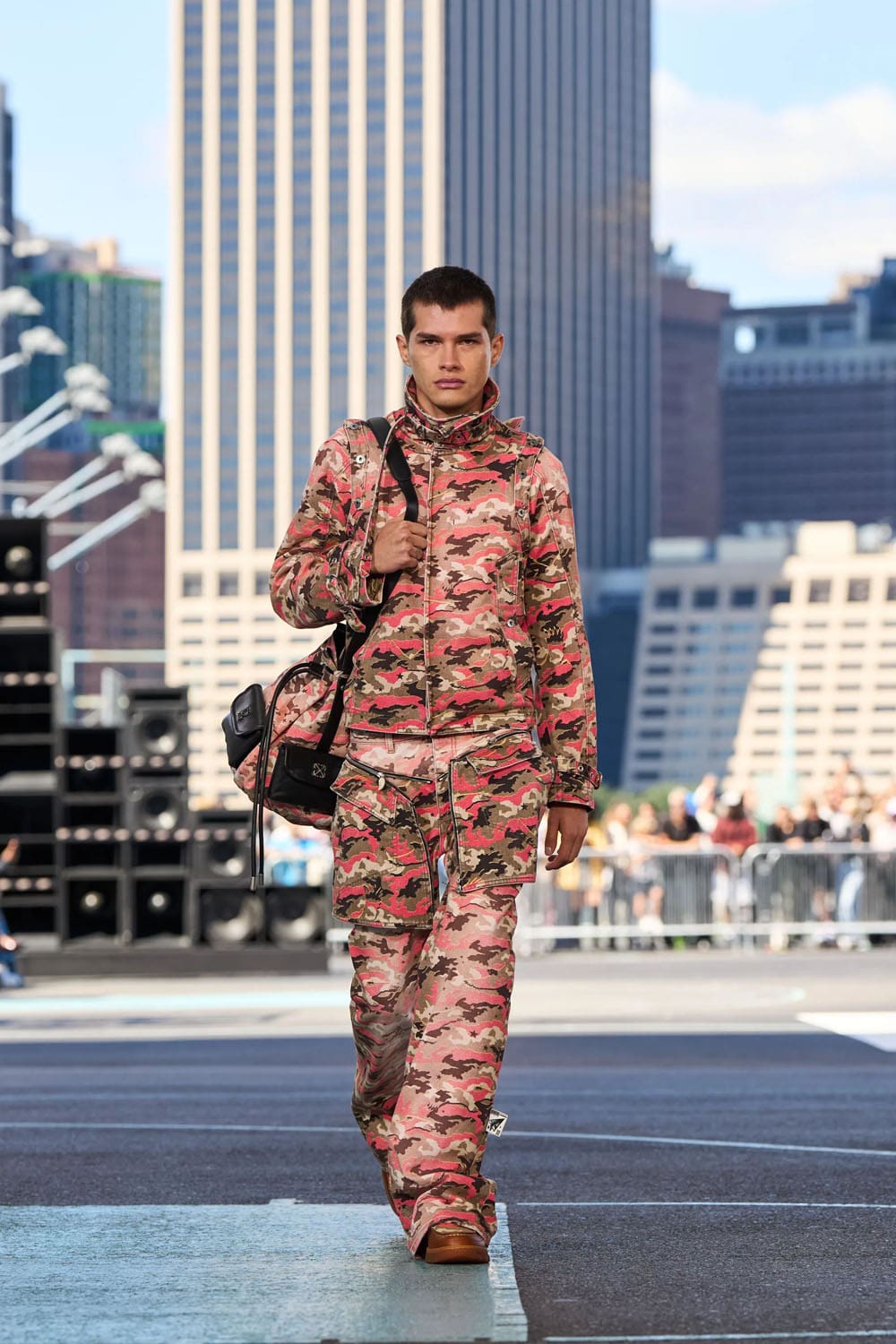 Off White Весна Лето 2025 Нью-Йорк Runway Журнал (40)