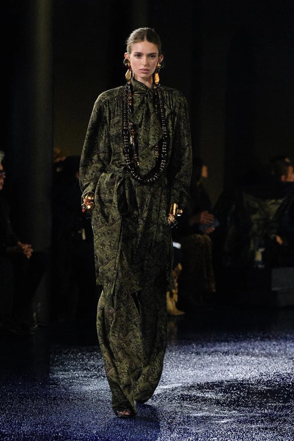 Saint Laurent 2025 春夏系列 Runway 杂志(17)