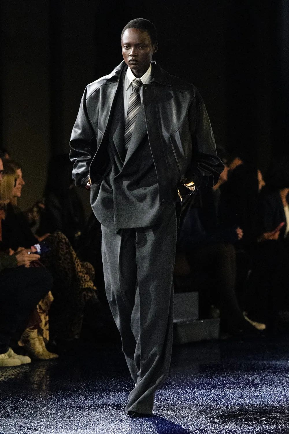 Saint Laurent 2025 春夏系列 Runway 杂志(2)