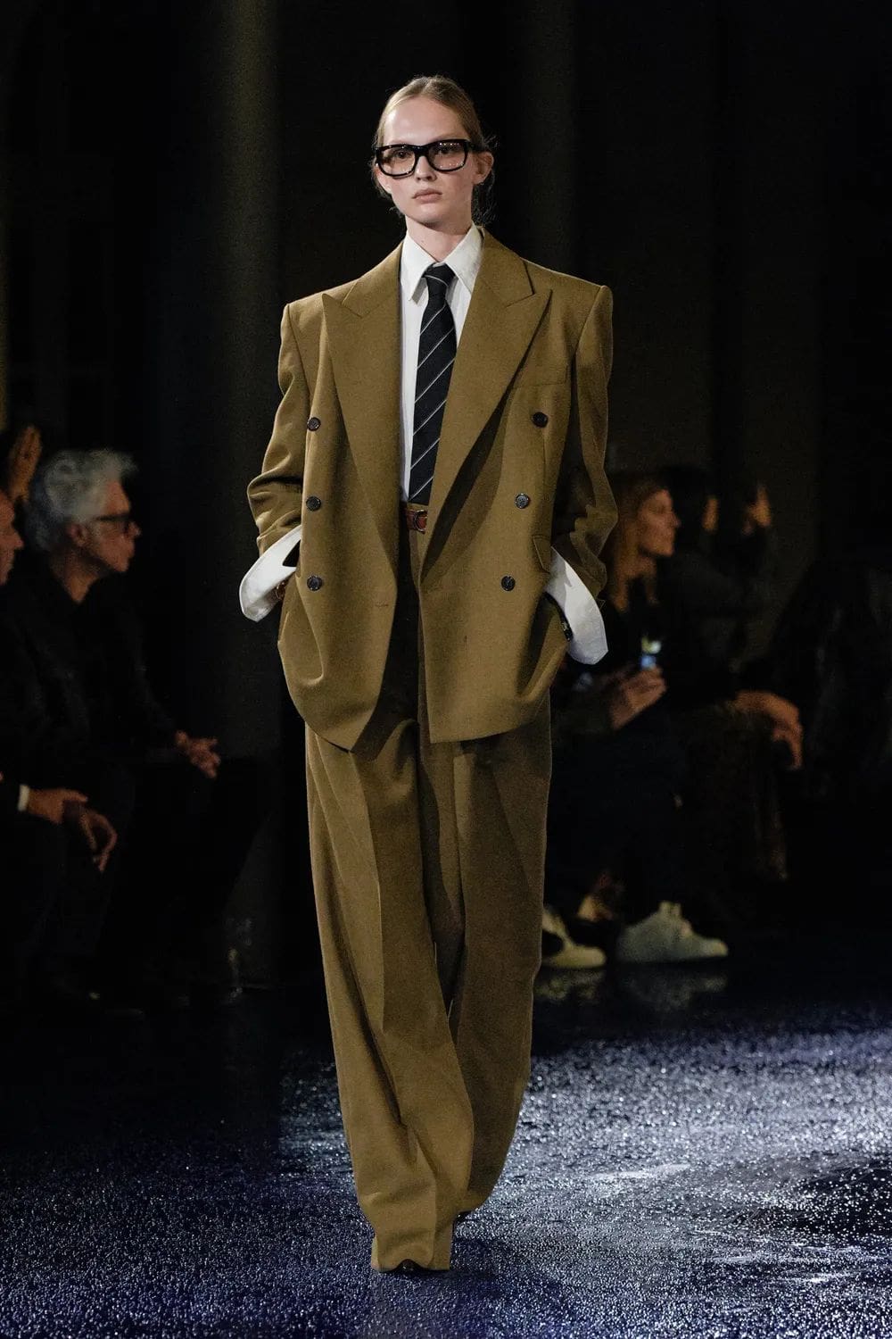 Saint Laurent 2025 春夏系列 Runway 杂志(30)