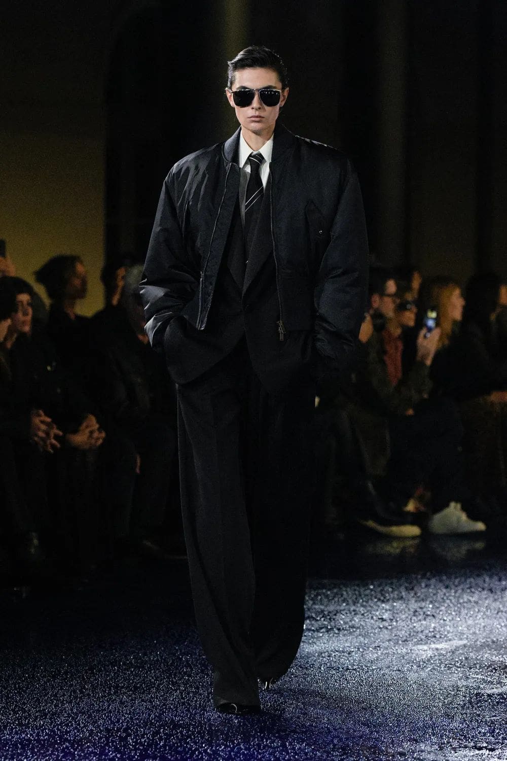 Saint Laurent 2025 春夏系列 Runway 杂志(34)