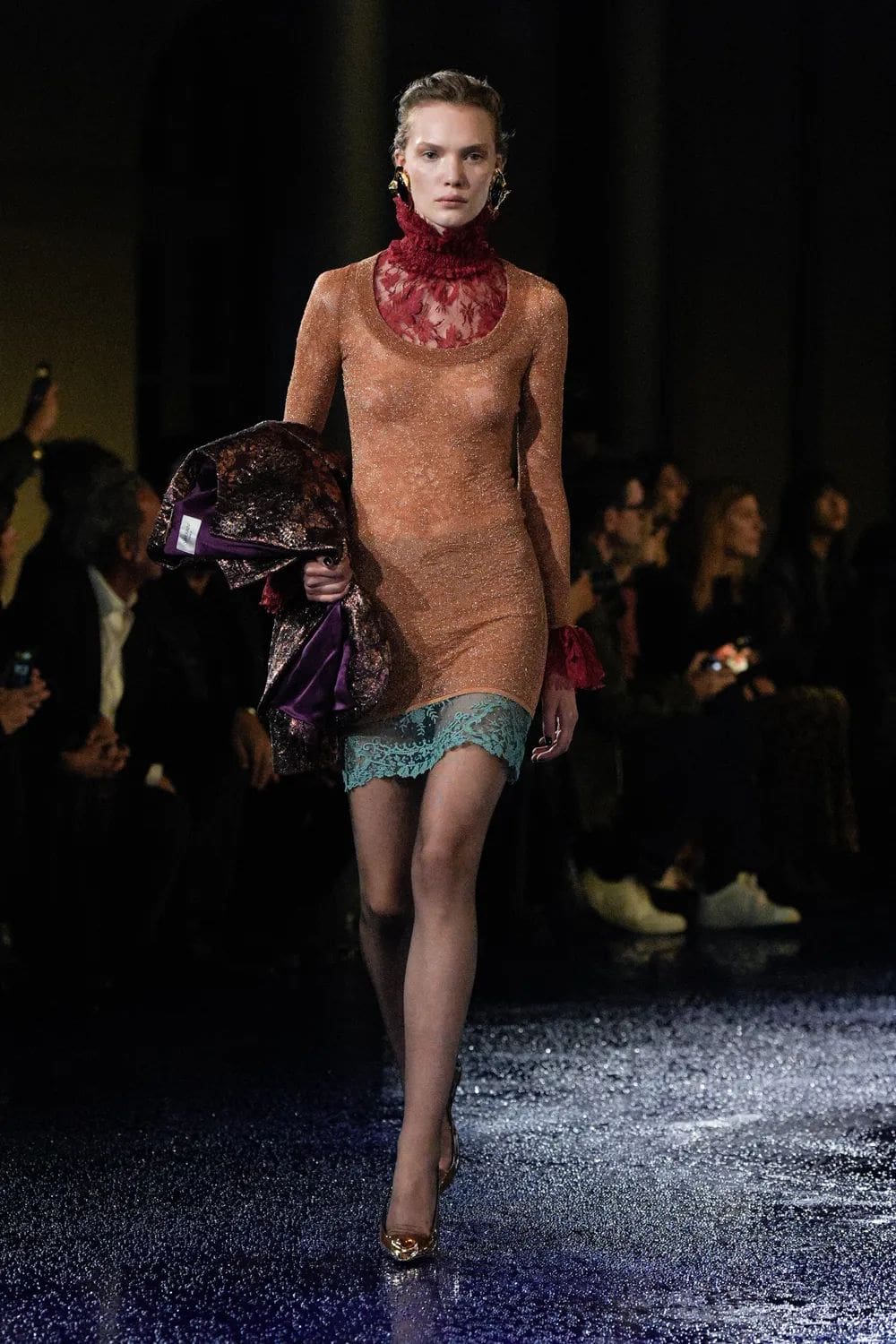 Saint Laurent 2025 春夏系列 Runway 杂志(38)