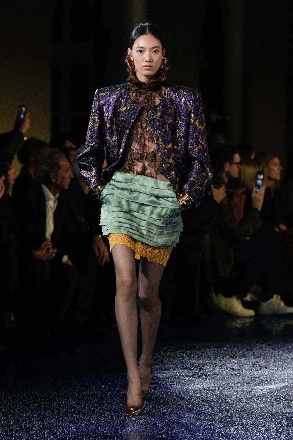 Saint Laurent 2025 春夏系列 Runway 杂志(39)