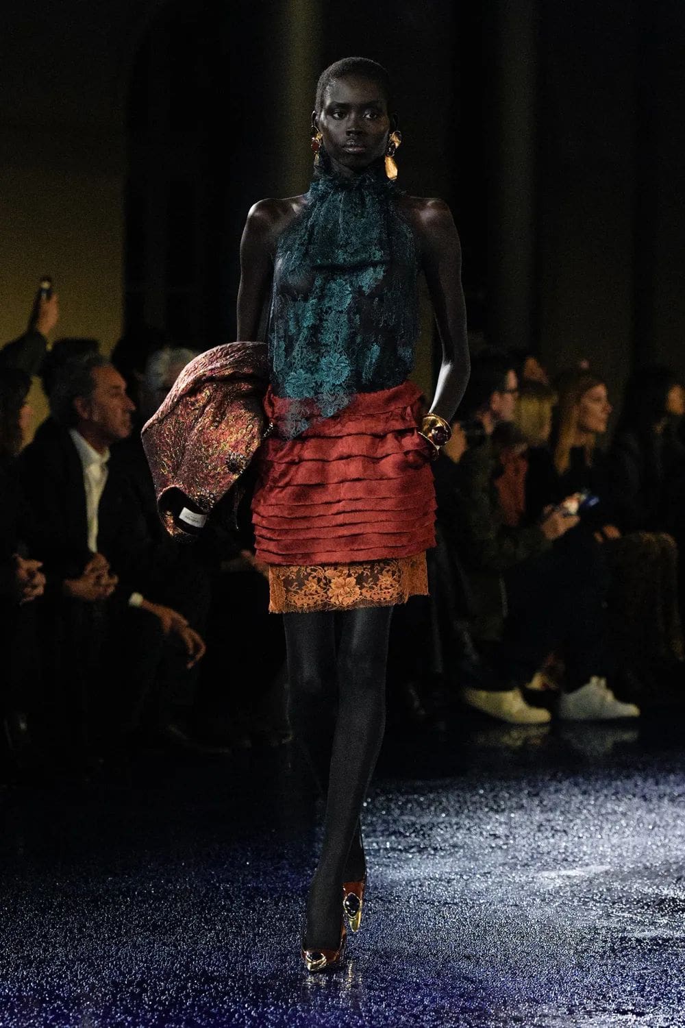 Saint Laurent 2025 春夏系列 Runway 杂志(42)