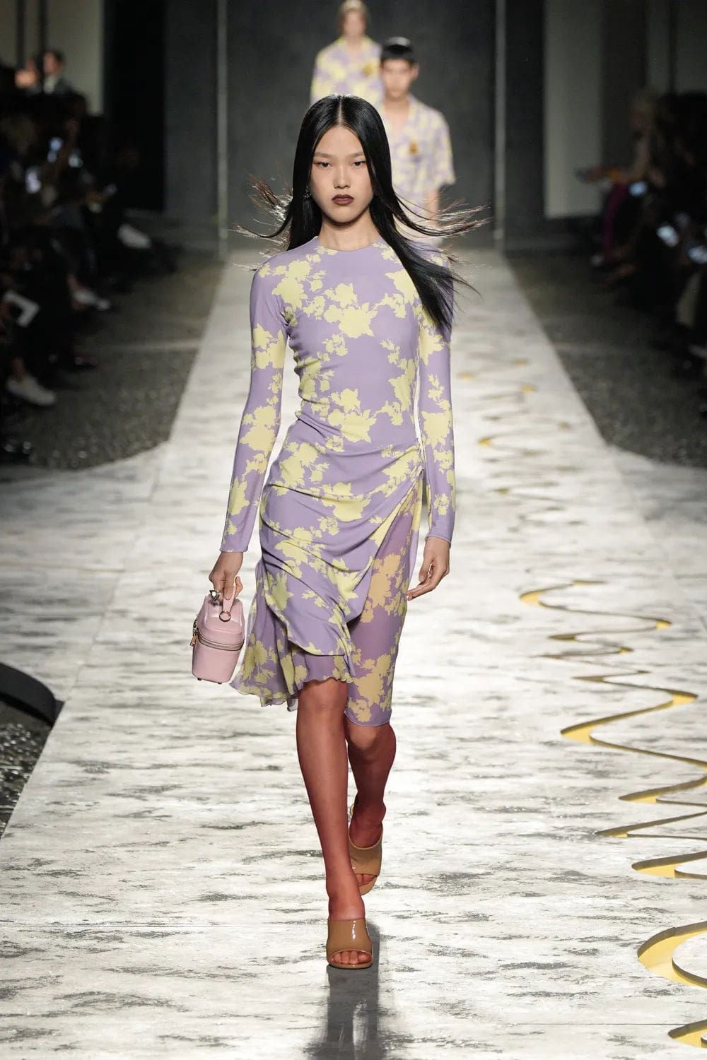 ヴェルサーチ Versace Catwalk ヴェルサーチ春夏2025-- RUNWAY MAGAZINE®オフィシャル