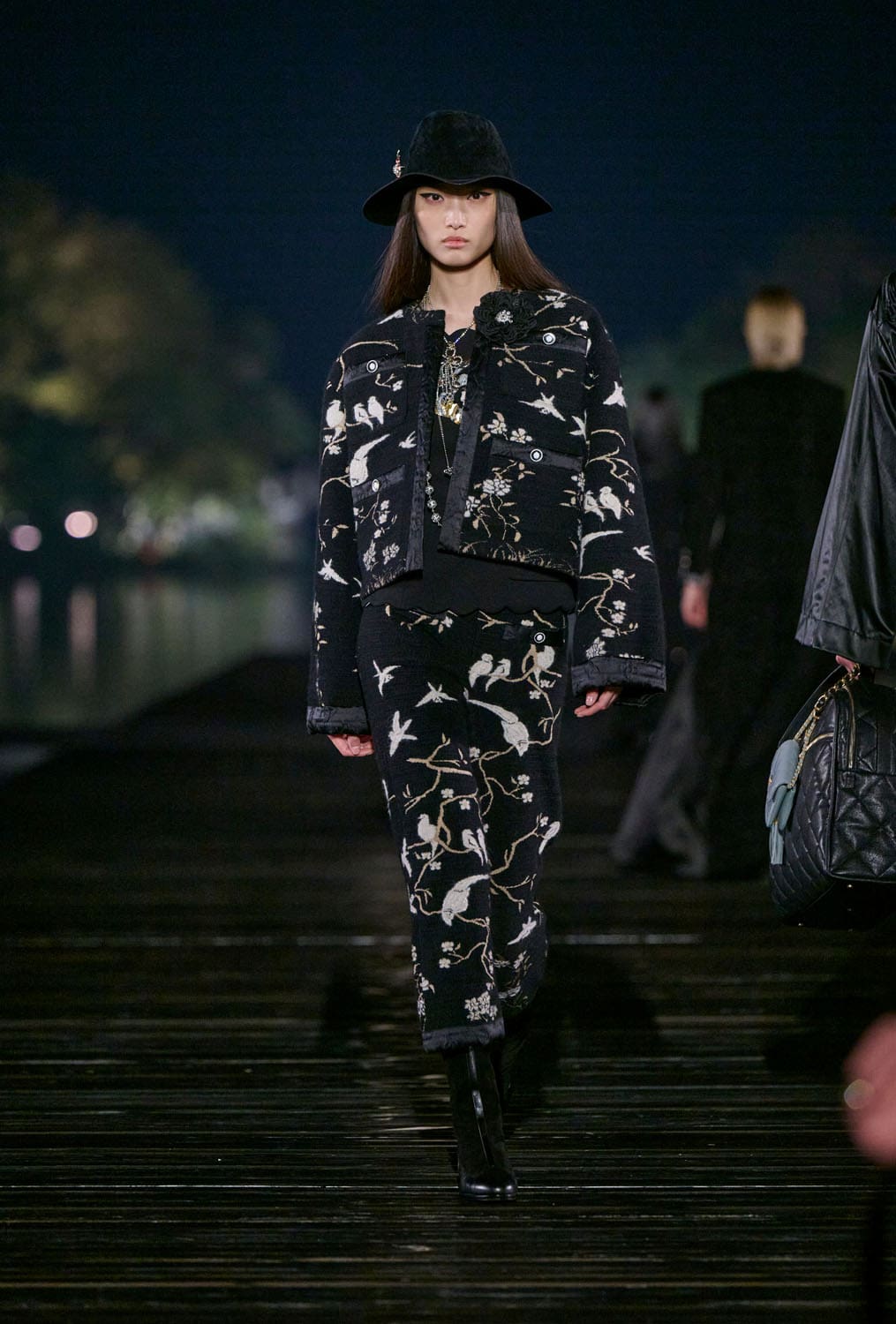 Chanel Metiers 飞镖 2024 25 杭州 中国 Runway 杂志(15)