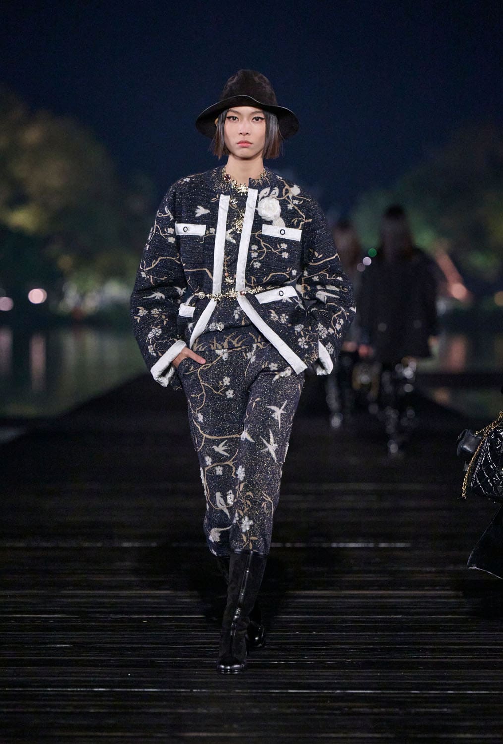 Chanel Metiers 飞镖 2024 25 杭州 中国 Runway 杂志(17)