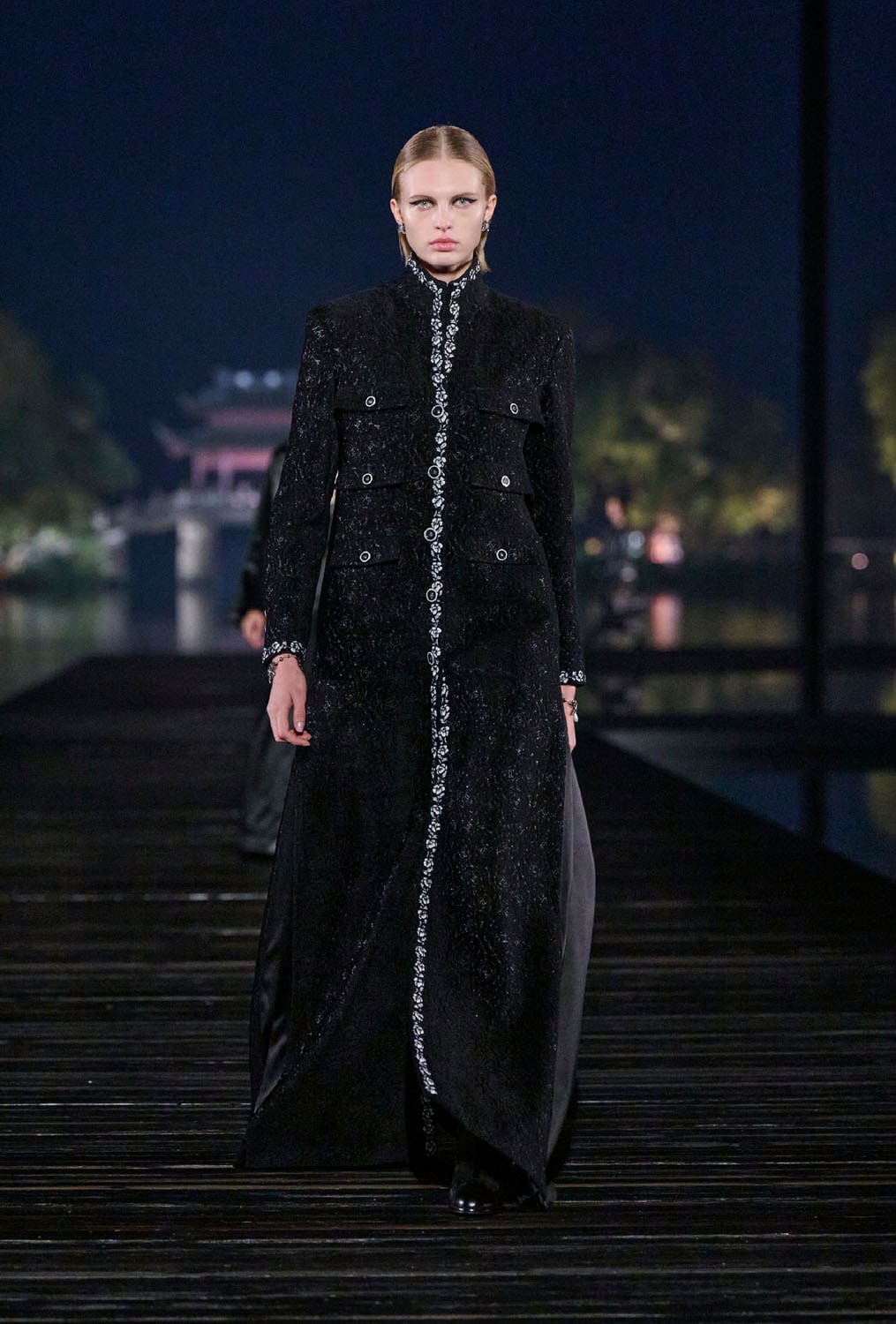 Chanel Metiers 飞镖 2024 25 杭州 中国 Runway 杂志(2)