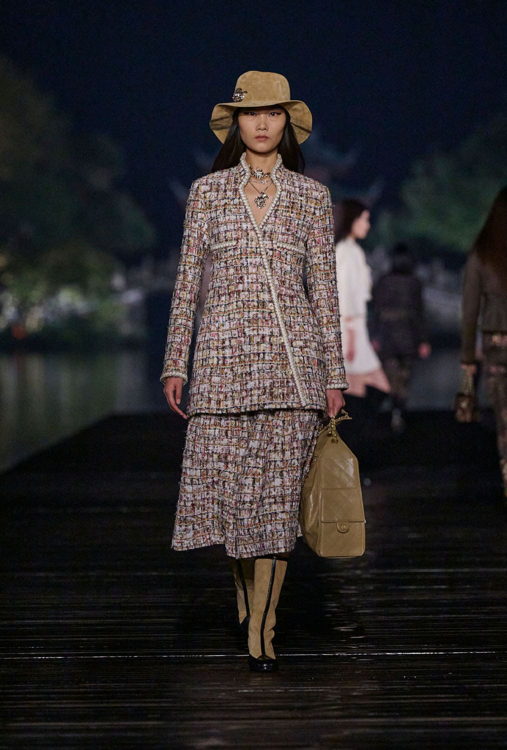 Chanel Metiers 飞镖 2024 25 杭州 中国 Runway 杂志(26)