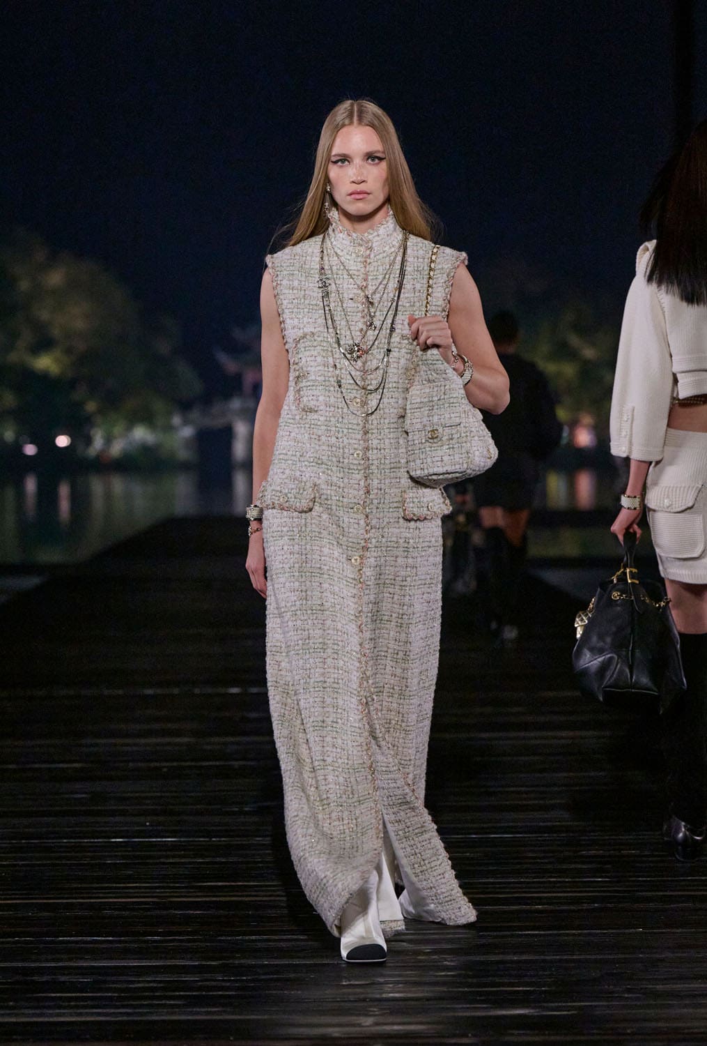 Chanel Metiers 飞镖 2024 25 杭州 中国 Runway 杂志(32)