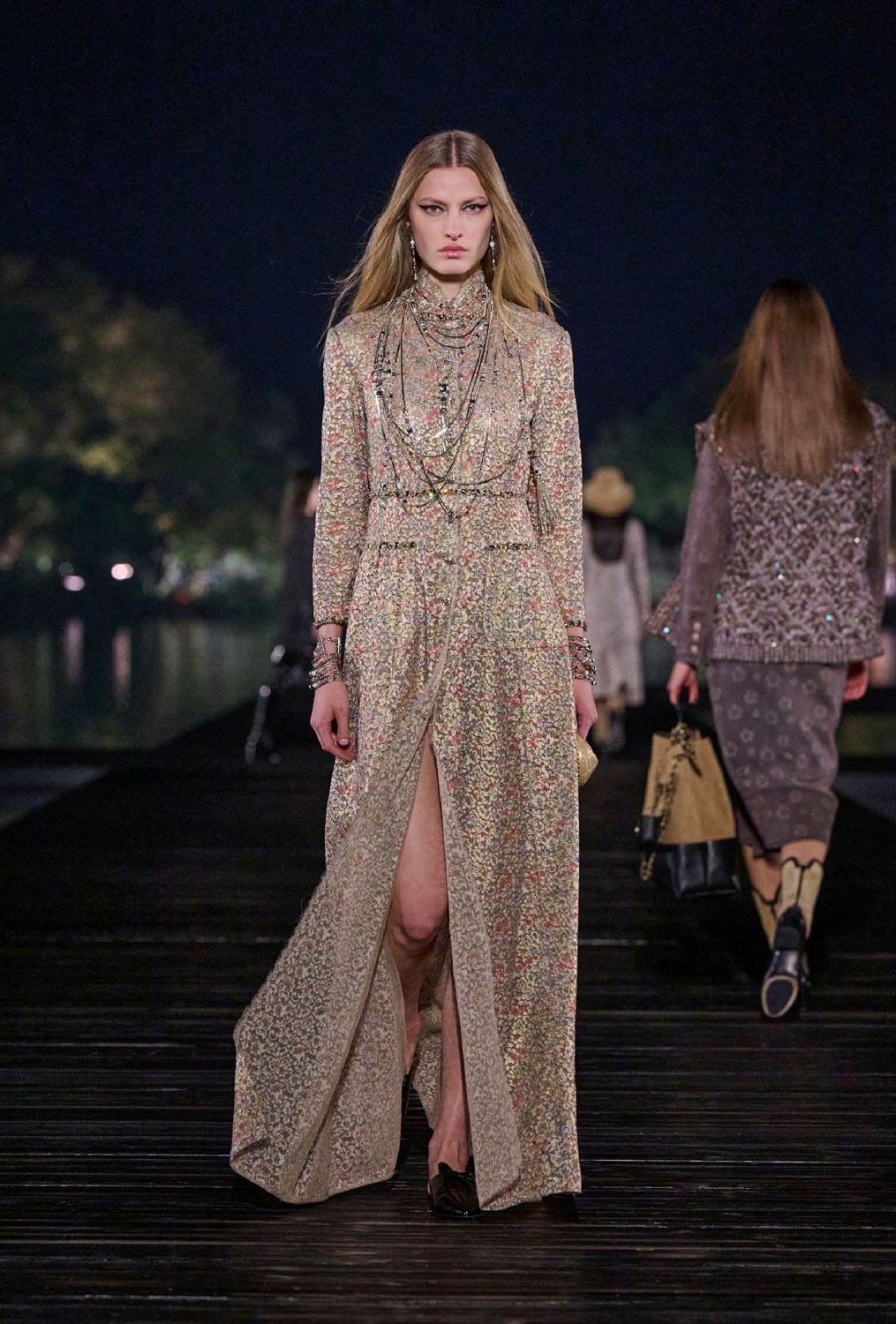 Chanel Metiers 飞镖 2024 25 杭州 中国 Runway 杂志(42)