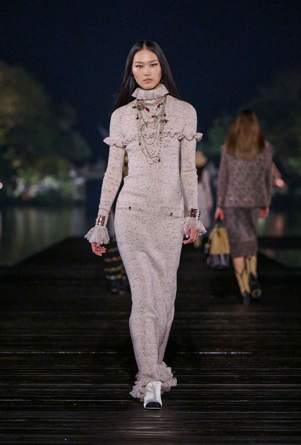 Chanel Metiers 飞镖 2024 25 杭州 中国 Runway 杂志(43)