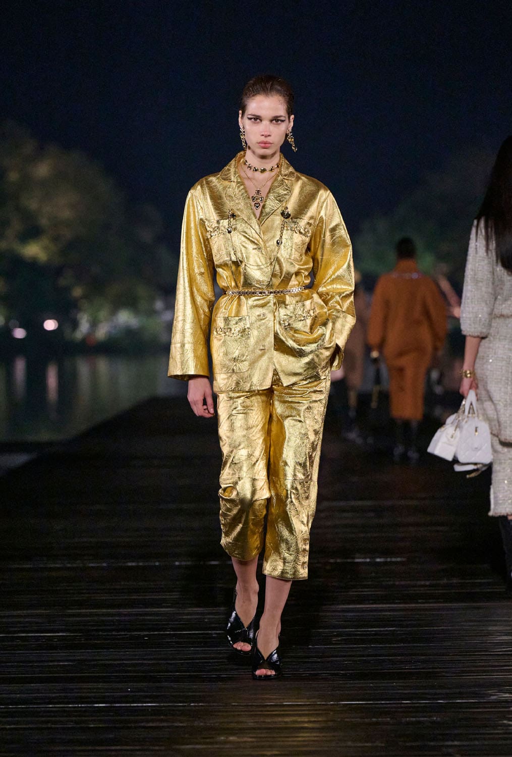 Chanel Metiers 飞镖 2024 25 杭州 中国 Runway 杂志(47)