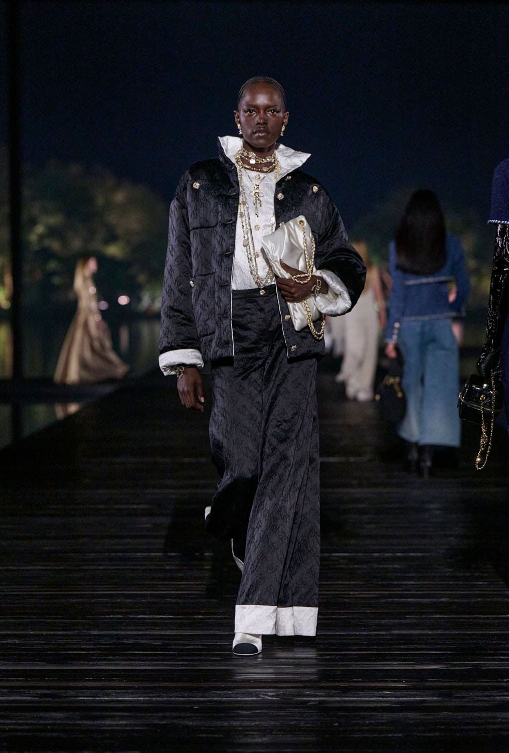 Chanel Metiers 飞镖 2024 25 杭州 中国 Runway 杂志(49)