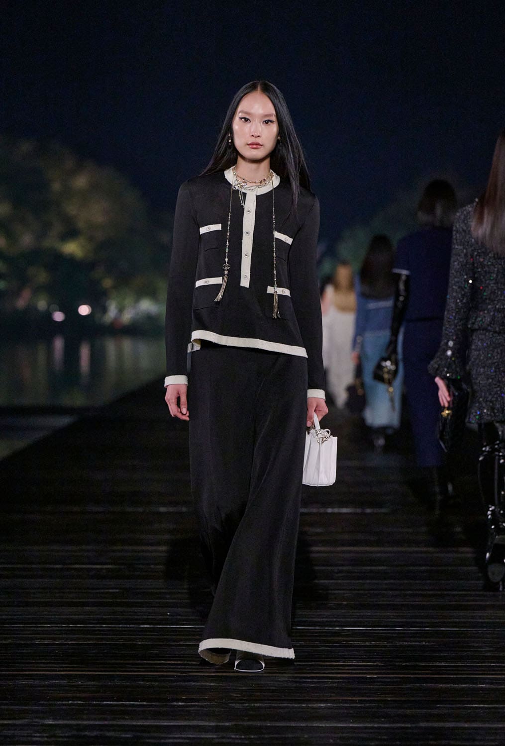 Chanel Metiers 飞镖 2024 25 杭州 中国 Runway 杂志(50)
