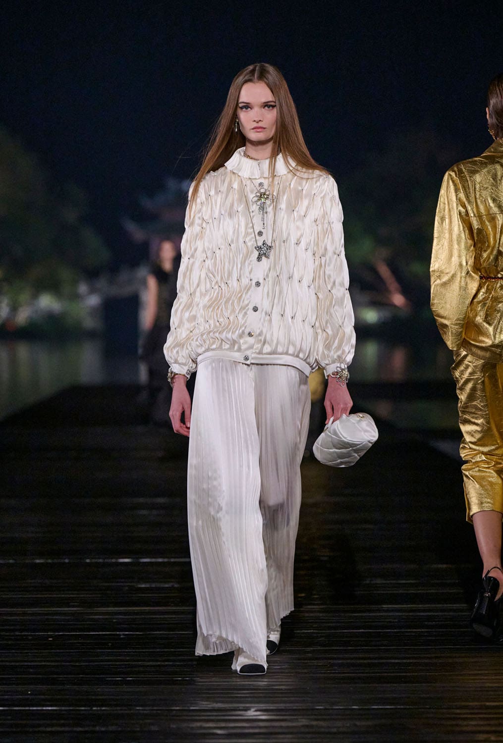 Chanel Metiers 飞镖 2024 25 杭州 中国 Runway 杂志(63)
