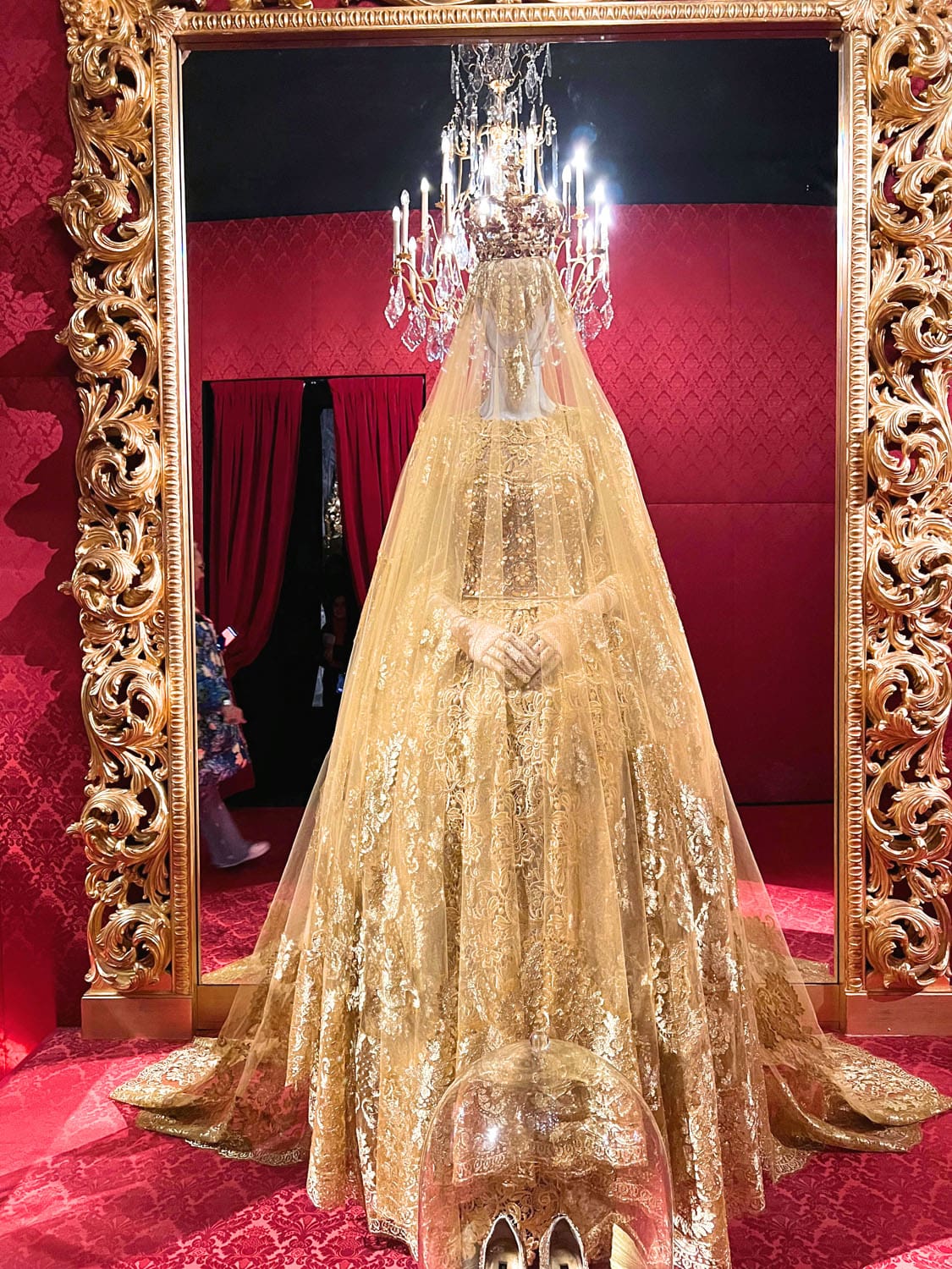 DU CŒUR À LA MAIN EXHIBITION DEVOTION DOLCE GABBANA RUNWAY MAGAZINE (10)