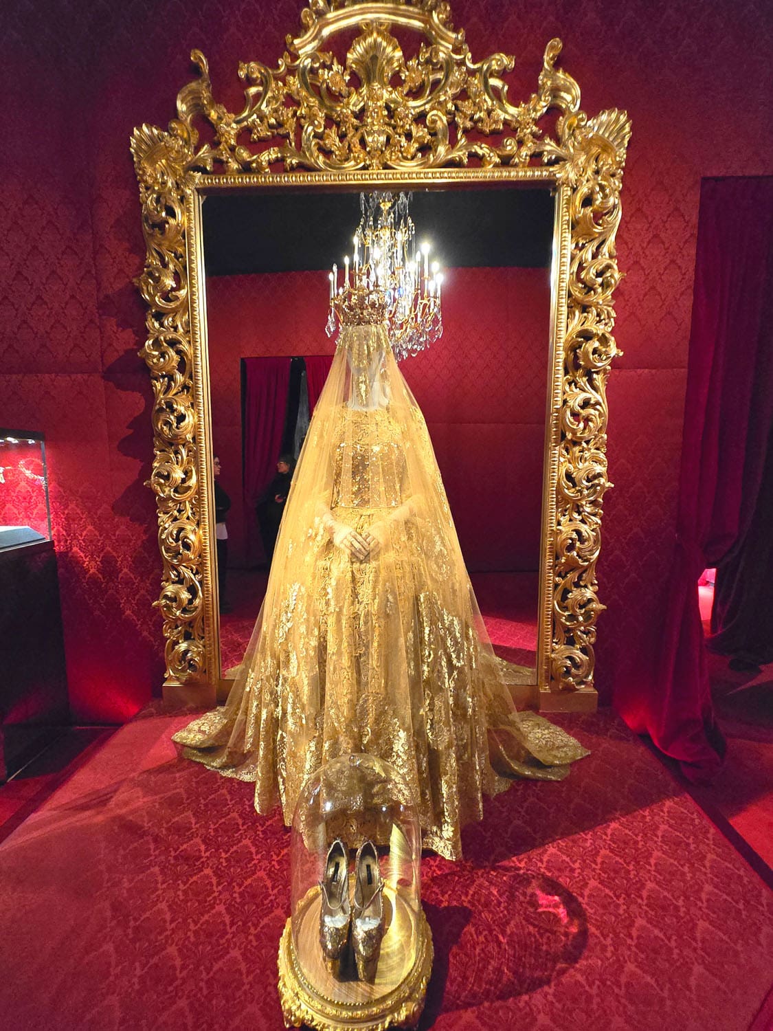 DU CŒUR À LA MAIN EXHIBITION DEVOTION DOLCE GABBANA RUNWAY MAGAZINE (101)