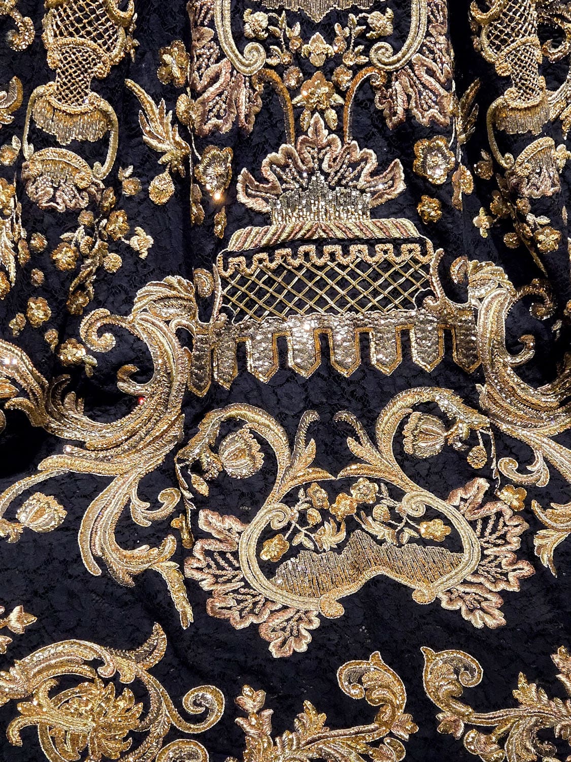 DU CŒUR À LA MAIN EXHIBITION DEVOTION DOLCE GABBANA RUNWAY MAGAZINE (98)