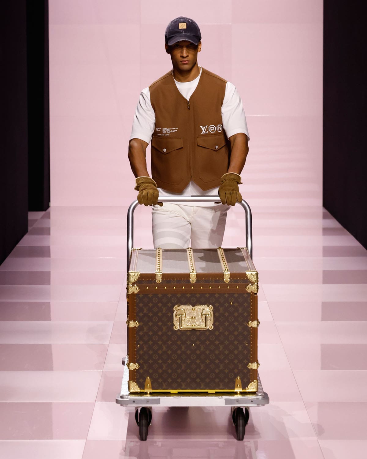 Louis Vuitton Fall Winter 2025 2026 Men Runway Magazine (10)