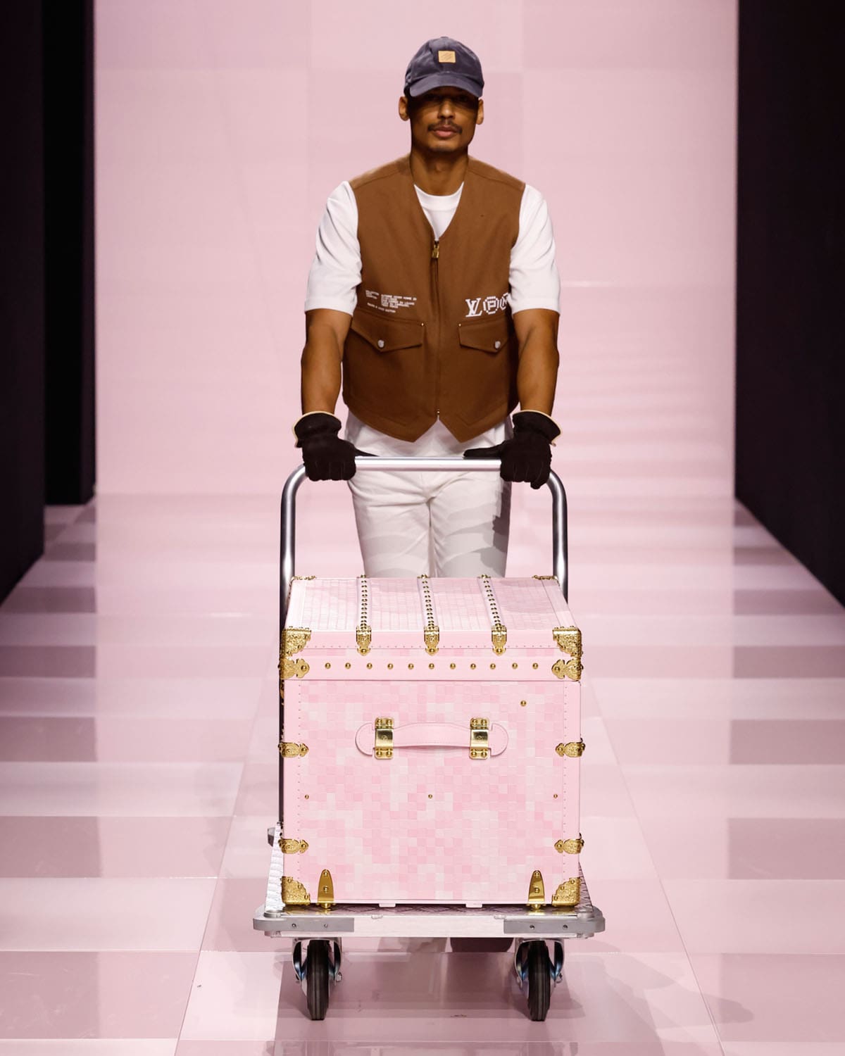 Louis Vuitton Fall Winter 2025 2026 Men Runway Magazine (34)