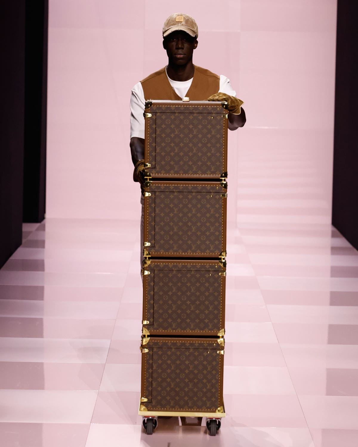 Louis Vuitton Fall Winter 2025 2026 Men Runway Magazine (40)