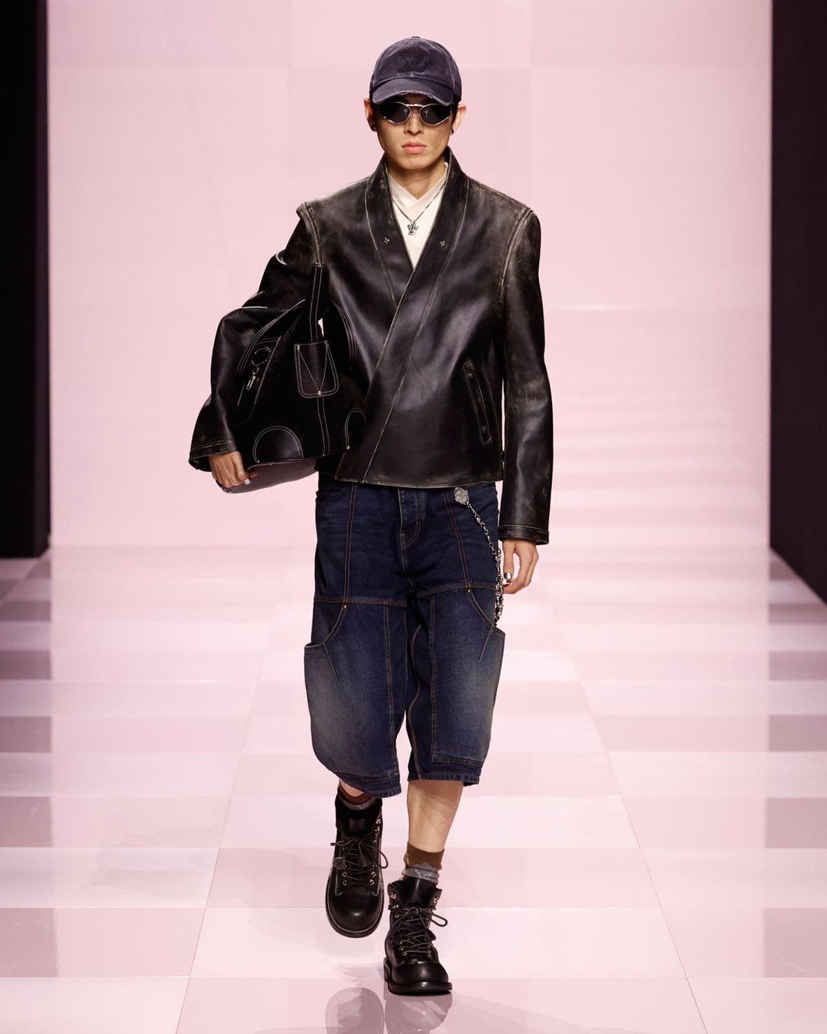 Louis Vuitton Fall Winter 2025 2026 Men Runway Magazine (42)