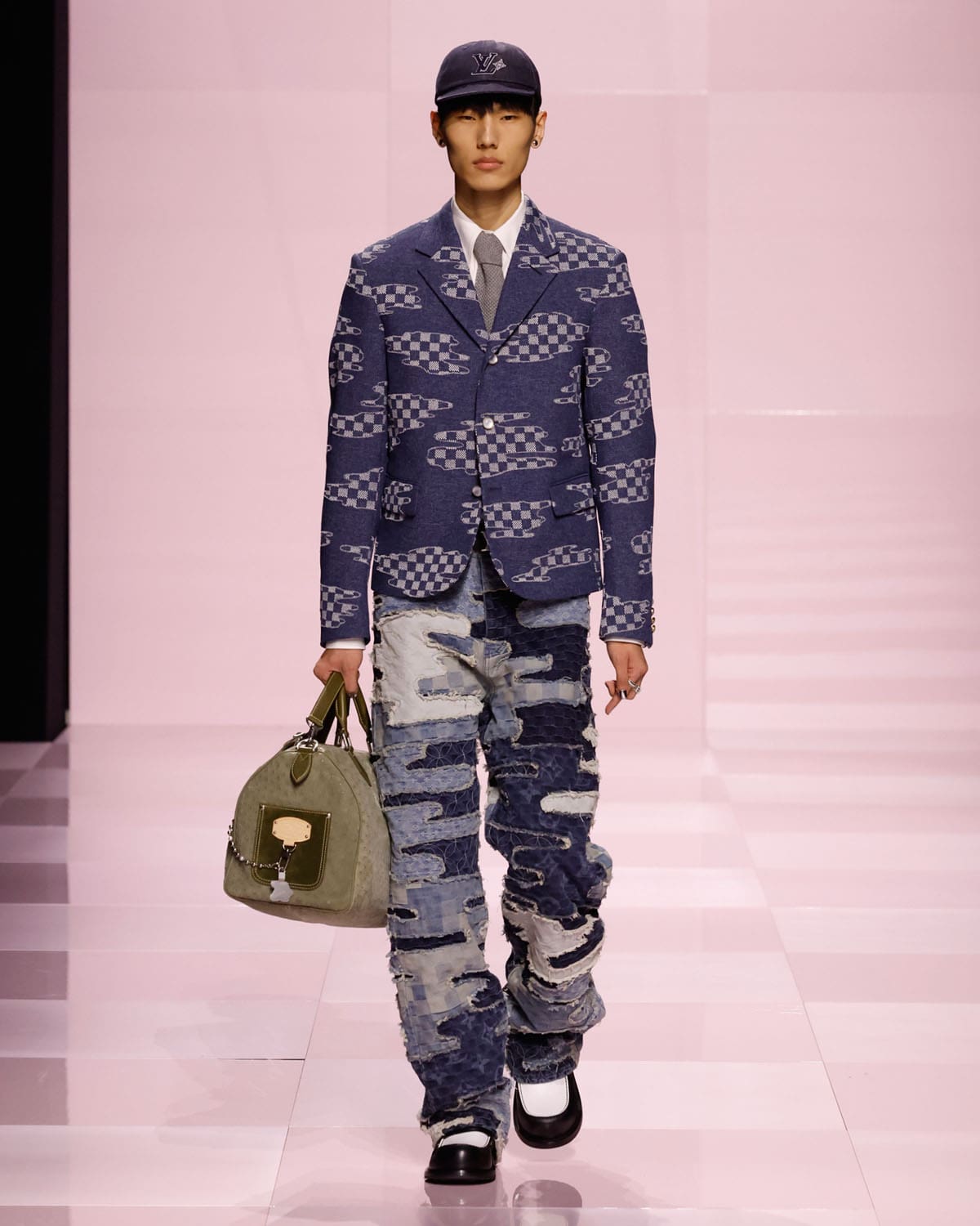 Louis Vuitton Fall Winter 2025 2026 Men Runway Magazine (59)